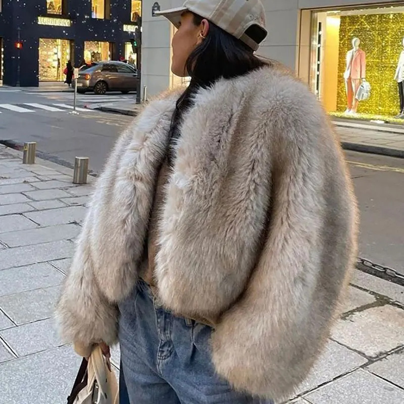 Street Fashion Week - Casaco Curto de Pele Sintética Luxuoso